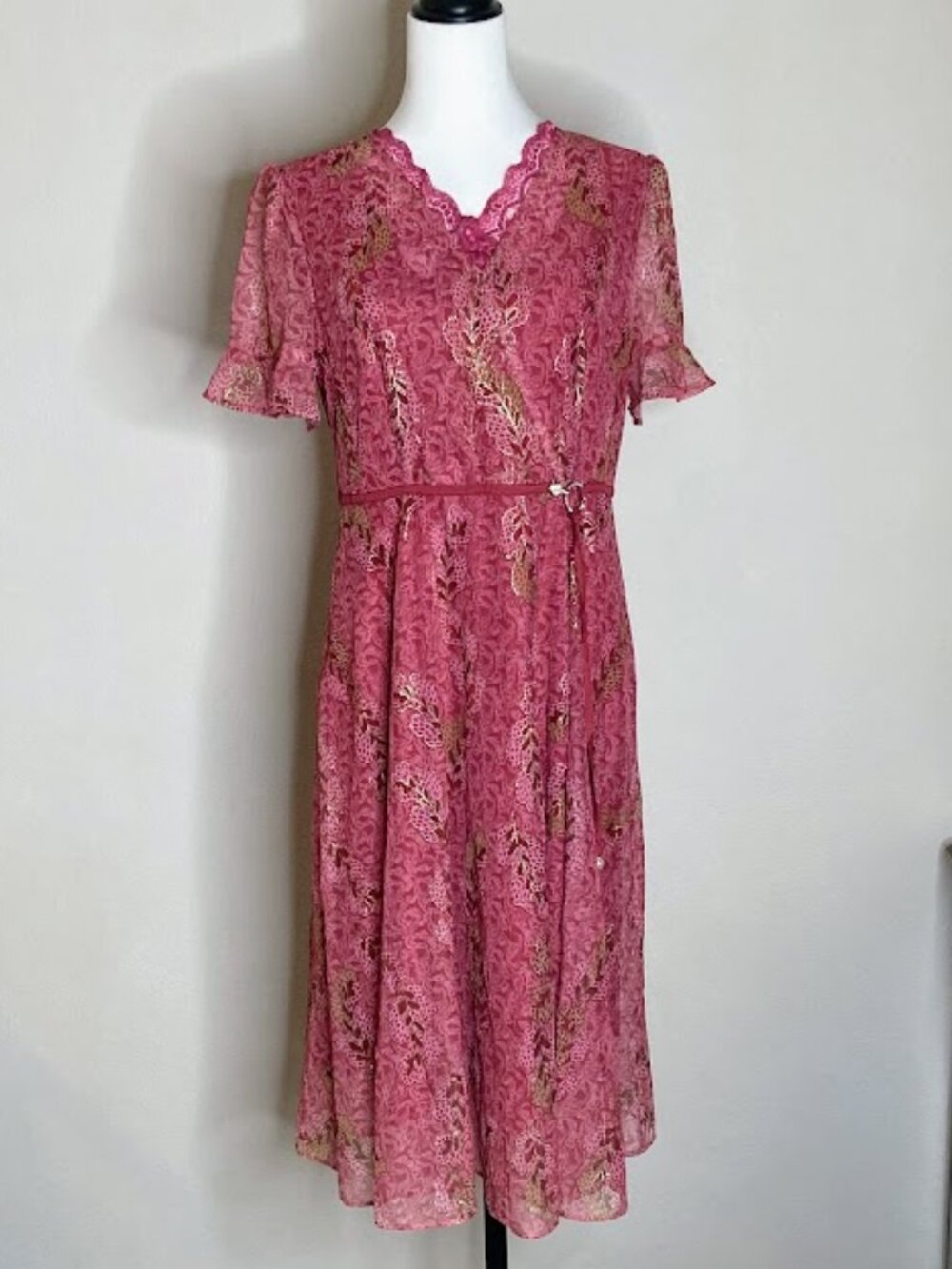 #79122 elegant midi dress with a rose-pink snow-print print